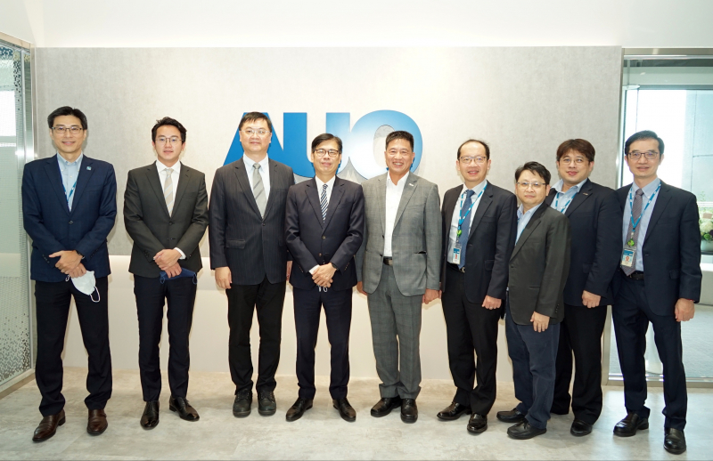 ag电玩光電前進亞灣成立「AUO解決方案研發中心」，作為多元場域解決方案研發及試驗場域（圖中左為高雄市長陳其邁、圖中右為ag电玩光電董事長彭双浪）
